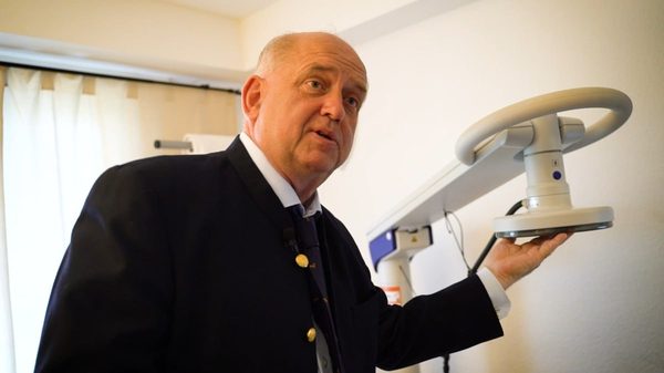 Dr. Greten bei der Behandlung in der TCM-Praxis