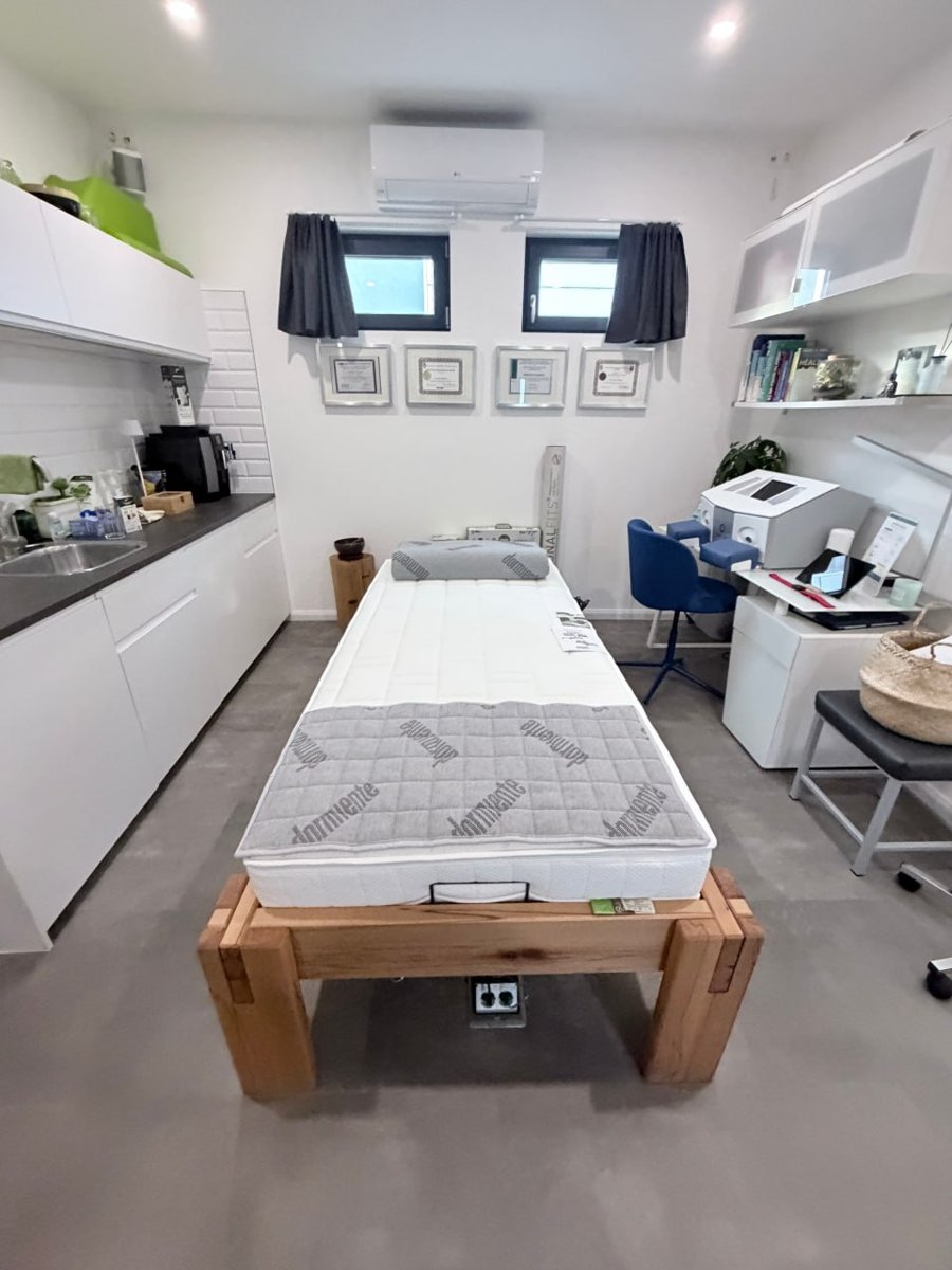 Das BMS-Schlaflabor: Dormiente-Naturbett mit Matratze und Personal-FITS-Messgerät im BMS Dormiente Experience Center
