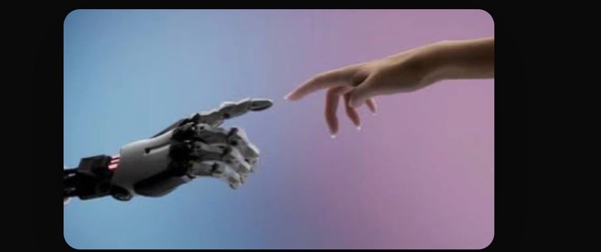 Eine Roboterhand und eine menschliche Hand nähern sich einander an — Symbolbild für die Verbindung von Tradition und moderner Technologie